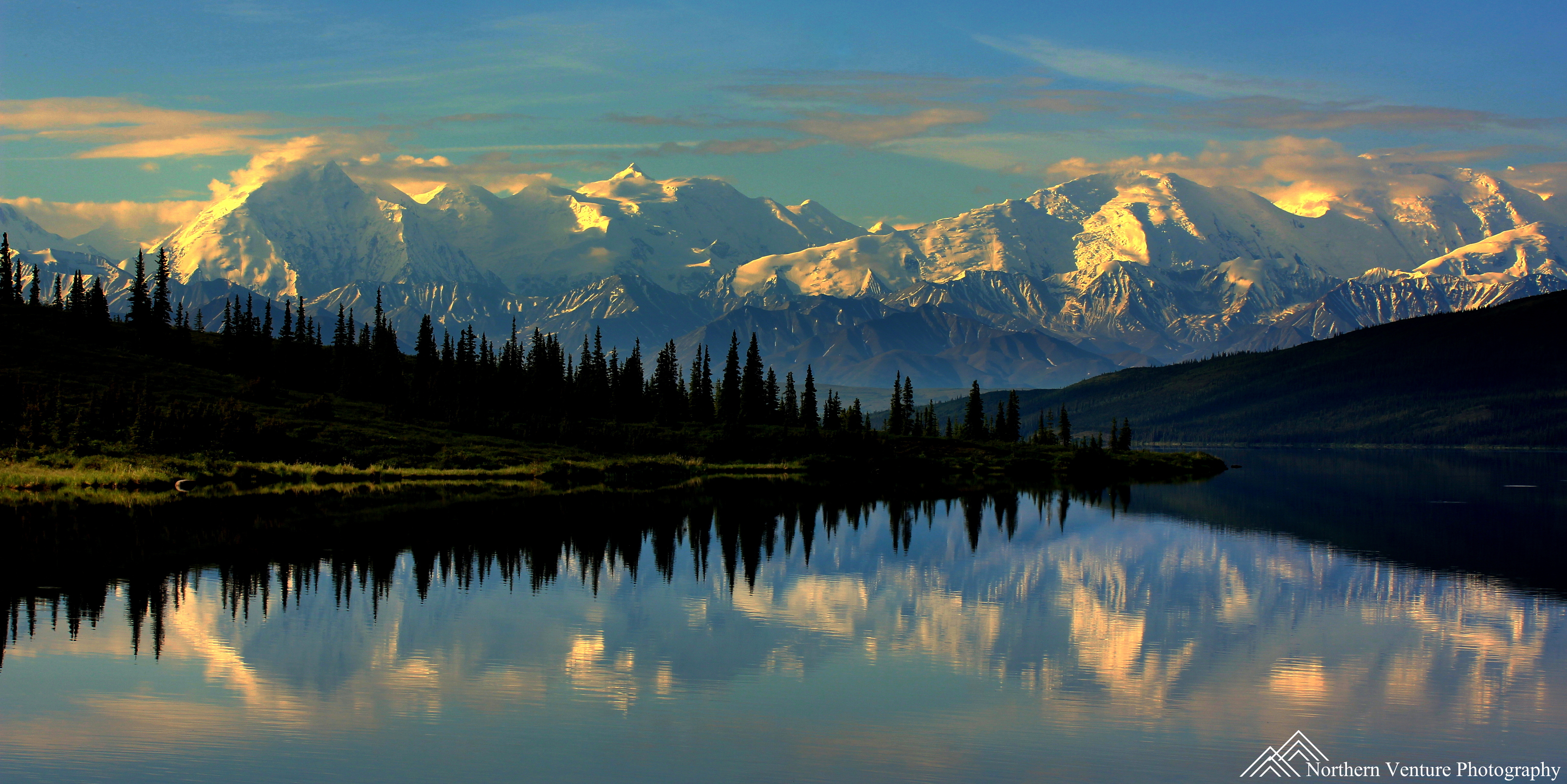 Alaska-Mountain-Range-Reflection-on-Wonder-Lake